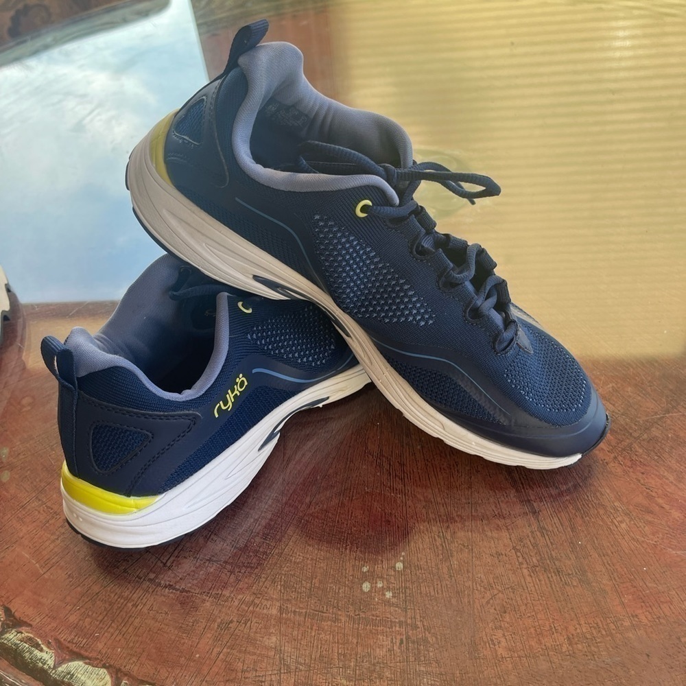 Sz 8 Ryka tennis shoe. - Picture 7 of 8
